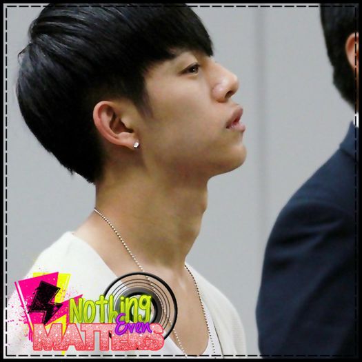 ^D^ Fratii somn. (:| *inchide ochii; adoarme; ii cade capul pe umarul lui Hye*