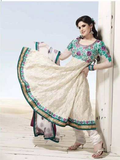 10351882_787461964609371_5774657063576839929_n - Zarine Khan