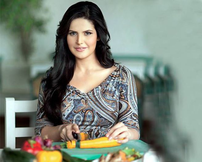 10464249_786875781334656_5627013907217867253_n - Zarine Khan