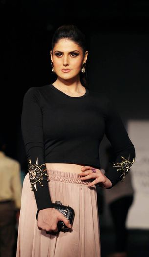 1277333_775156159173285_1189298916021559121_o - Zarine Khan