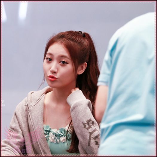 Y| Te credeam băiat cumintee~ ;-; ..=)) [se uită la Hun] Tu ce râzii~ ? =))