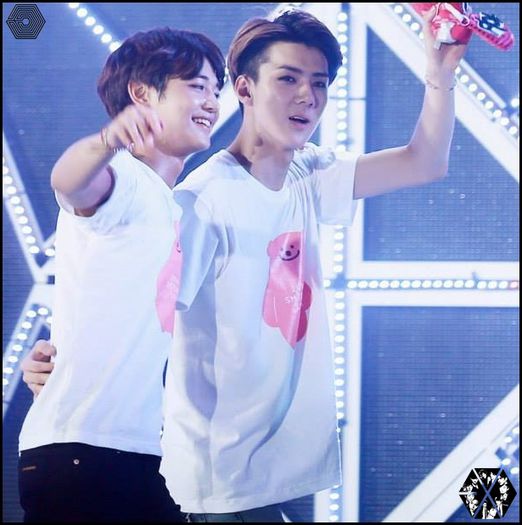 hun| [aduce un pahar; îi toarnă] :3 :)) #H.