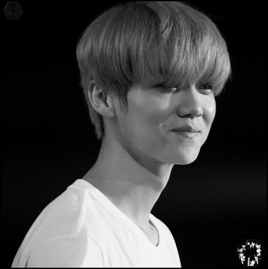 han| [se uită la ea; zămbeşte; o ciufuleşte; se uită în jos]