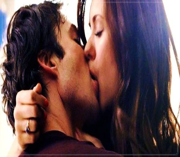 》*continua sa-l sarute si-si pune picioarele in jurul taliei lui*