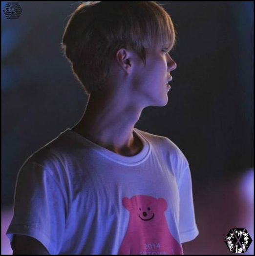 han| Deloc. :-? #H. Hwee~ [ia o pernă; i-o întinde] Stai pe asta. :) #H. - ix __ Episodul 071 __ xi