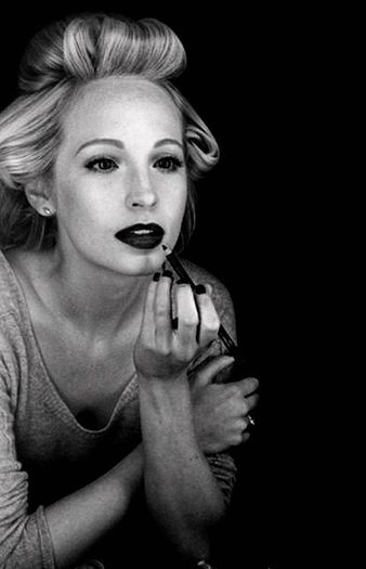 ᵔᴥᵔ - _click_ *se uită ciudat la Derek şi Ilie* okay Ilie ai renunţat la fane ;))))...; CAROLAINA JAMBALA MI-AI LUAT VIAŢAAA ;))) *Dansează cu toate fetele*
