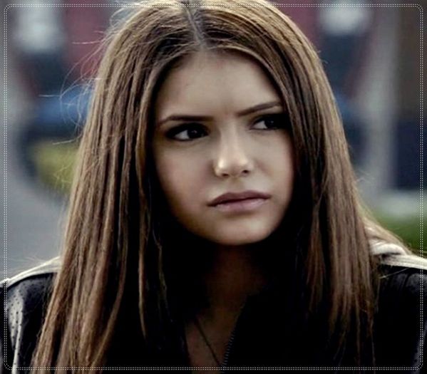 》 clk *se duce la urechea lui salam* BAGA UNA DE SUKARIME; *face fara nr cu un teanc de bani*
