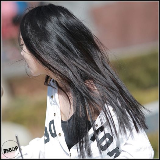 B-Yeon| Chiar că e faină. :-? [se ridică;se apucă de analizat fiecare coltişor =)) *din sufragerie*] - ix __ Episodul 073 __ xi