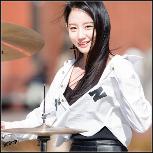 B-Yeon| =)) Ne laşi camera nouă şi tu fuji? ;-; #Mina. Bunăă~ La mulţi, mulţi ani. :* - ix __ Episodul 073 __ xi
