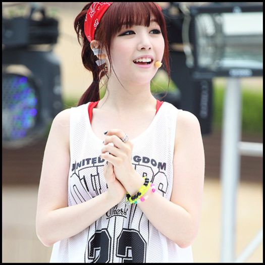 M|. Paa. :*. Hai sa-ti arat ce camera faina am. :> Yeon o vede dupaia =)). |pleaca sus tragand.o ;de; pe Jiin dupa ea|.
