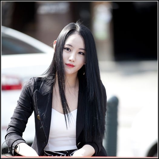 B-Yeon| Mnah, nimic.. stăm. ;-; Tu ce faci? :-? Eşti cel mai mic din casă sau mai sunt? :-? ..#Kook. - ix __ Episodul 073 __ xi