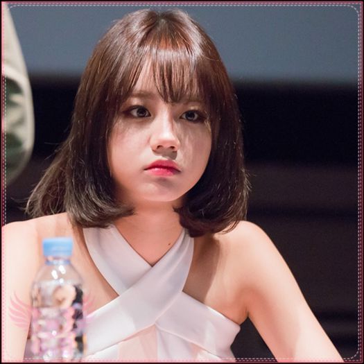 H|-[închide uşa; ia telefonul] Am o mică intrebare. :D Ce caută la tine? :| .. - ii - Hyeri Room - ii