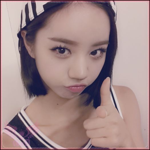 H| Aşe. :* [da, e. =))] Şi ce-ai făcut, ce mai faci? :-? [se aşează lângă Dae Junior.=))] - ii - Hyeri Room - ii