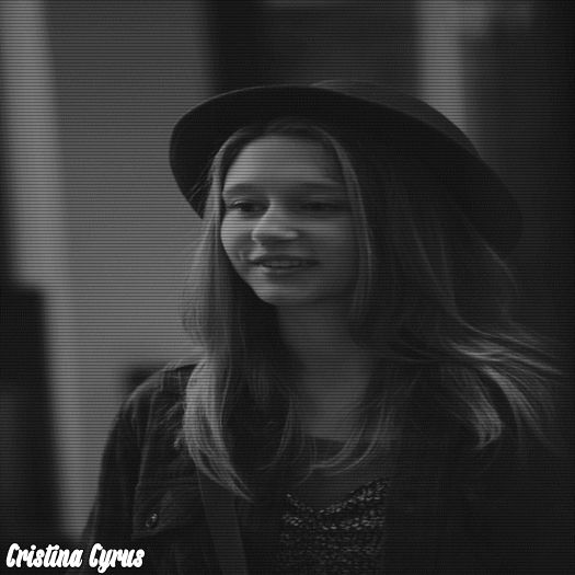 ♡ cσνєη ♡ încerc să mă concentrez la o ”vrajă” , tu ? :X #elena