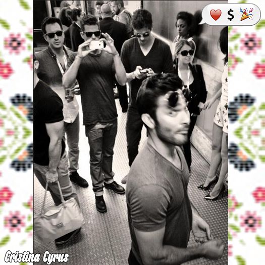 ♡ cσνєη ♡ *scoate colții* bei, suntem amorezi dar îmi e foame :p #ilie