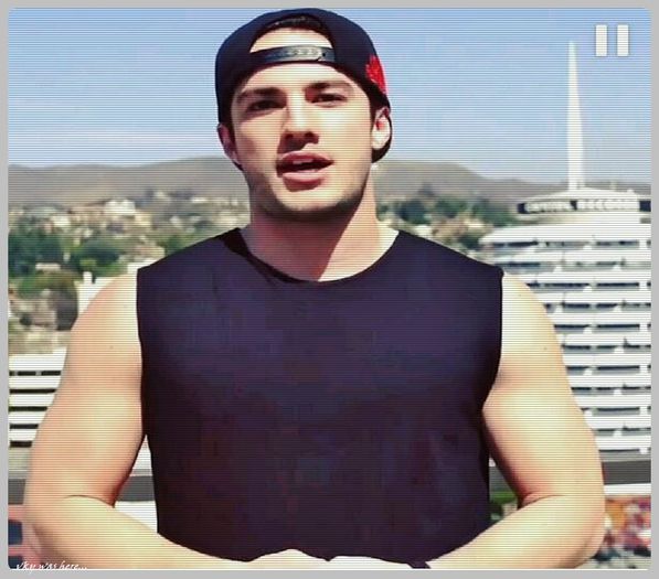 #► Mai bine de atat n`am facut niciodata...|se muta cand intr`o parte cand in alta pe canapea|