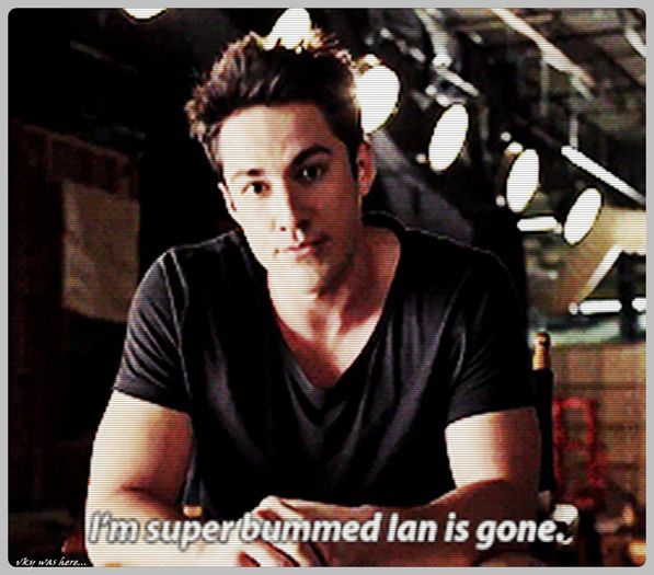 #► |il mangaie pe cap si ii canta| Nanii, nanii puiu tati... Dormi adanc ca un prunc...[cl]; Si viseaza la clabuci... Doar cu lautari, bere si mici... Nanii, nanii puiu tati... Doarmi pana dimineata ca eu am treaba cu mami...=))))
