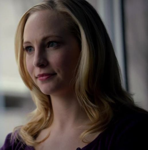 ᵔᴥᵔ -- *vine şi se aruncă pe canapea* Heei.