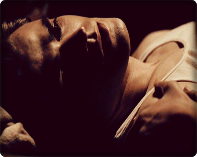 *apare in fata lui Caroline*Tu ce preferi?P;;l autentica sau p;;l de carton? :D