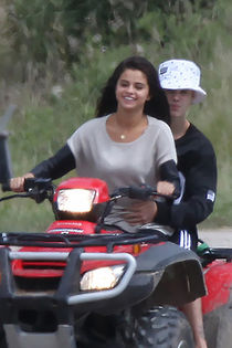 tumblr_nb53ftvUT51r7lpj3o5_250 - Justin Bieber and Selena Gomez