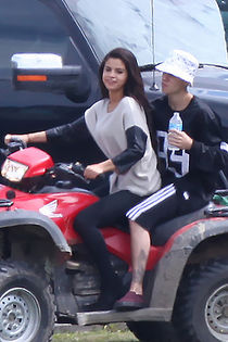 tumblr_nb53ftvUT51r7lpj3o6_250 - Justin Bieber and Selena Gomez