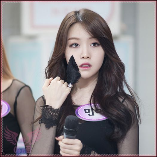 M|. |fuge la tel,se uită la mesaj|. PĂI FĂ PROASTO, MIN NU E TRECUT OPPA, E MIN OPPA..OPPA E..:|