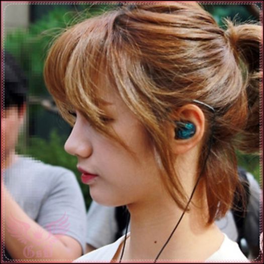 H| Scuze unnie.. :-s [sare în picioare când apa îi plezneşte pe faţă şi haine] YAA! :-L