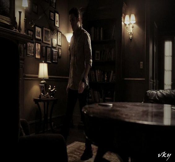 #► |se invarte pe acolo cu o sticla in mana;; canta| - here - episode 32 - done