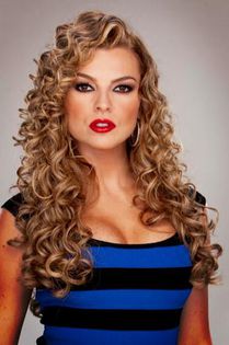 Marjorie de Sousa en Amores verdaderos; Kendra Ferretti es hermosa y carismatica.Arribista,calculadora, capaz de hacer lo que sea para consequier sus ambiciosas planes.Detras de su fachada de super modelo oculta su pasado.Su meta en la vida
