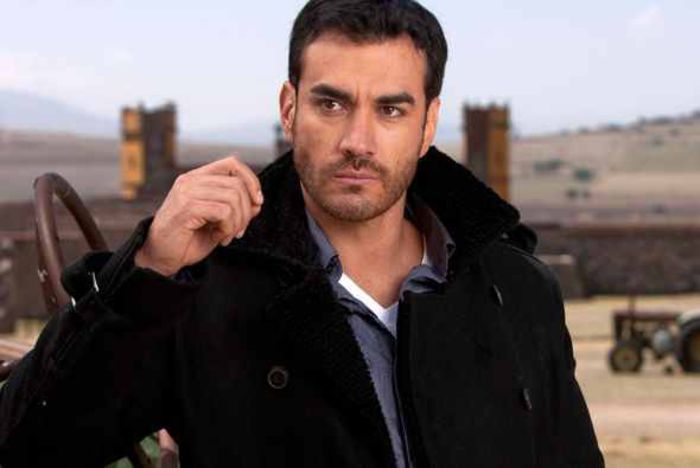 David Zepeda en Soy tu duena; Alonso Penalvert es sofisticado,seductor,atractivo, ambicioso y deshonesto.Viste impecablemente y tiene un negocio de bienes raices que suele operar de manera fraudulenta.Es un mujeriego que no se ata
