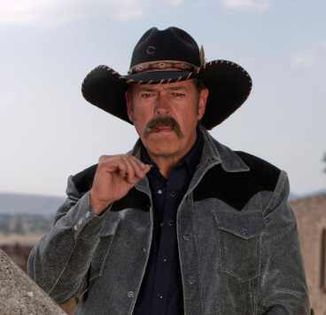 Sergio Goyri en Soy tu duena; Rosendo Gavilan es hombre de campo,rudo,viril y muy ambicioso.No se detiene ante nada para consequir sus propositos,incluso es capaz de matar sin ningun remordimiento.Es capataz de la hacienda de la f
