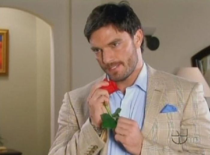 Julian Gil en Eva Luna; Leonardo Arismendi es hijo del primer marido de Marcela.Ha vivido como un rey a costa de su padrastro,Julio Arismendi.Es altaneto,irresponsable y muy mujeriego.Leonardo es un jugador empenado.Para pag
