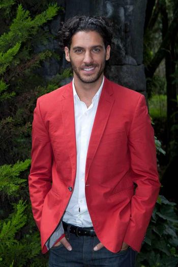 Erick Elias en Porque el amor manda; Rogelio Rivadeneira tiene todo lo que desea:una hermosa novia,un buen trabajo,un amigo fiel y una buena amante.Sin embargo su mundo se vera alterado por la llegada de un nuevo rival,no solo en el plan
