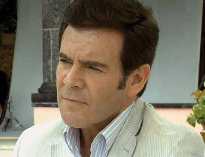 Guillermo Capetillo en Amores verdaderos; Nelson Brizz es un hombre ambicioso,sagaz,de gustos rafinados,seductor,tiene mucho exito con las mujeres,aunque se maneja con discrecion y pasa por el fiel y devotado esposo de Victoria Balvanera.Tien
