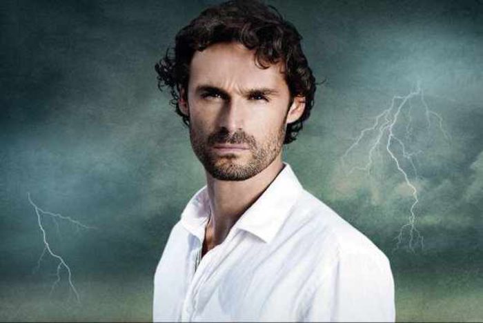 Ivan Sanchez en La tempestad; Hernan Saldana es un antiguo companero de estudios de Marina,quien en su adolesencia fue muy agredido,ahora es un poderoso empresario.Es atractivo, caballeroso y persistente,aunque estas cualidades es
