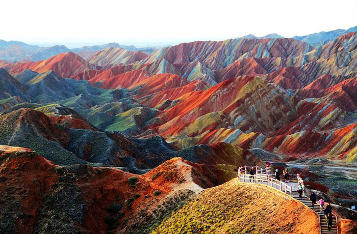 Zhangye Danxia-China; Formele de relief, din regiunea Danxia,formate in cretacic,isi datoreaza culorile pastelate mineralelor din sol
