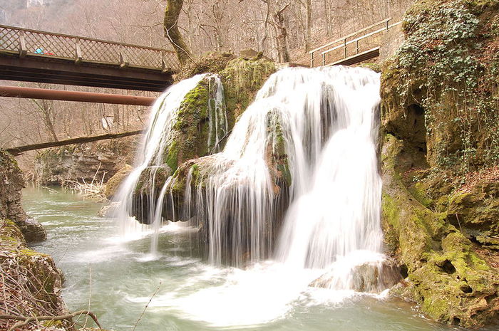 Cascada Bigar-Romania; este o cascada de tuf calcaros,pe Izbucul Bigar(Izvorul Bigar)din Muntii Aninei
