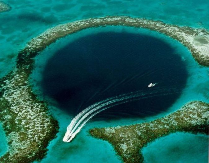 Great Blue Hole-Belize; e o dolina cu diametru de 350m,adinca de 120m,din reciful Lighthouse
