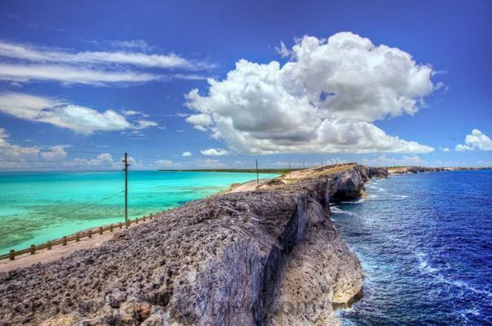 Insula Eleuthera- Bahamas; in dreapta e oceanul Antllantic iar in stinga ,Marea Caraibilor,cu ape verzi
