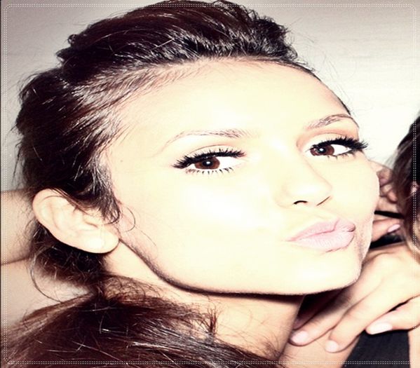 》clk Okay, atunci hai sa mergem unde om vedea cu ochii; numai sa plecam de aici ca ma enervaza asta 8-) =))) *il ia de mana, ies din cladire si se urca intr-un autobuz* #Tyler
