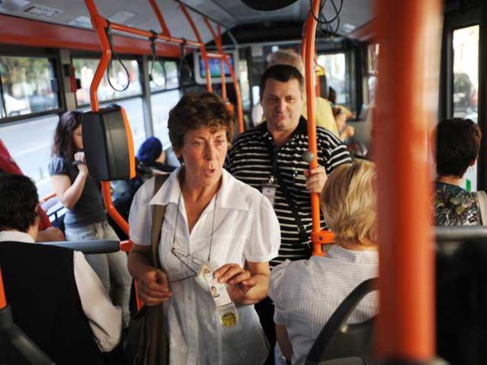 *se urca in autobuz* Buna ziua, cardul sau abonamentul va rog.. =))))))))