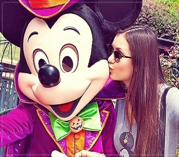 》clk Dwaa :X =))) *vede o mascota mickey mouse*; Acum fa-mi si tu o poza ;-? :o3 =)))))
