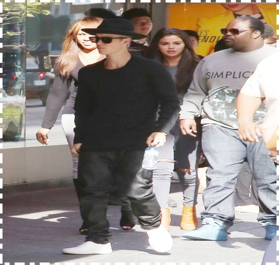  - xz - Finish -shopping-and- return -to - their - hotel -wt- Justin-in- Toronto