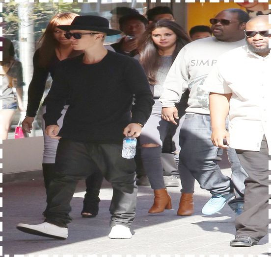  - xz - Finish -shopping-and- return -to - their - hotel -wt- Justin-in- Toronto