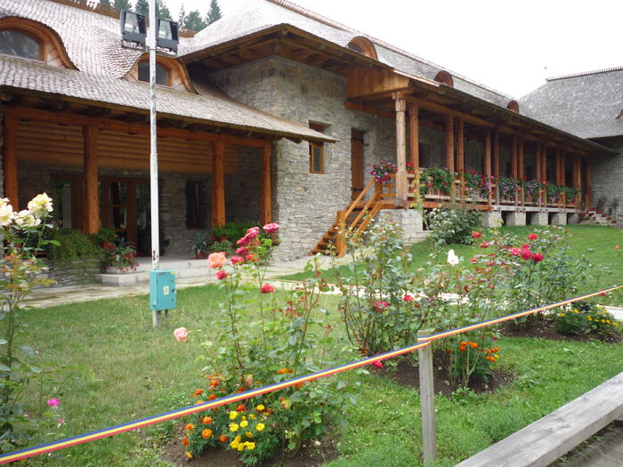 INTERIORUL CURTII MANASTIRII VORONET