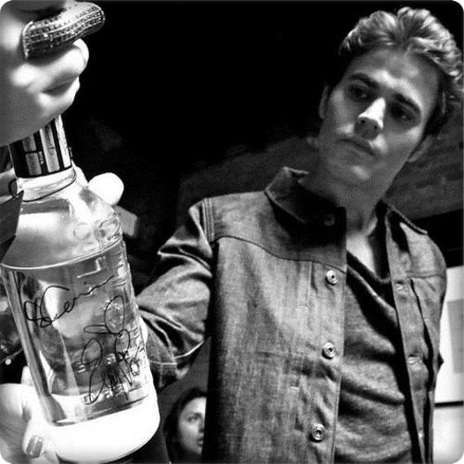 cl La cine apuci :) :)) #tyler da-te jos ca -l chem pe Klaus sa te bata:)) #caro - here - episode 32 - done