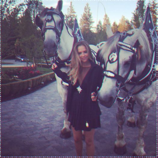 - #se uita la ei si tace pt ca ei sunt frumix :p =))..click; frumos atunci =))))) #ilie
