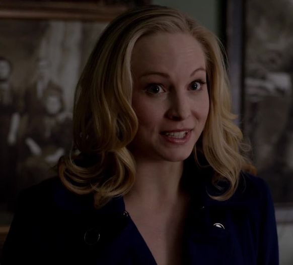 ᵔᴥᵔ -- Vorbeşti la trecut, deci nu o mai iubeşti? *Se duce lângă el*