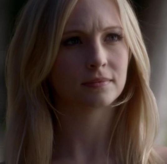 ᵔᴥᵔ -- *Îi întinde paharul* Vrei?