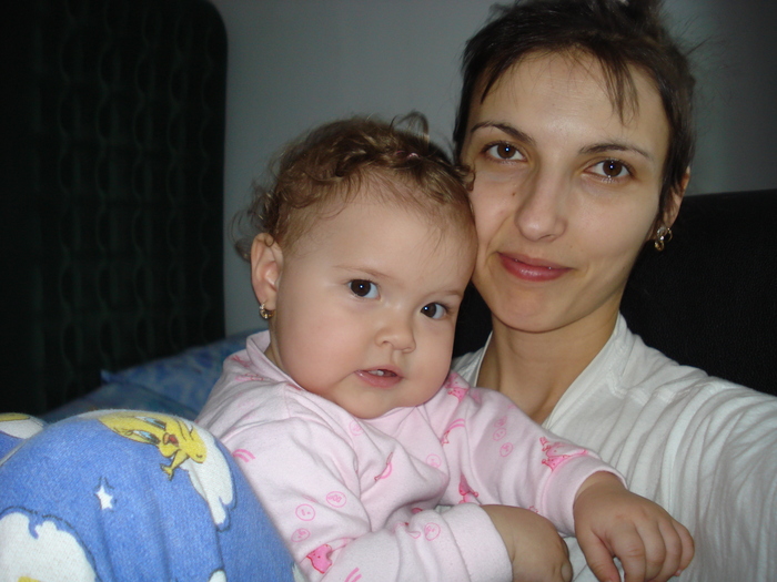 DSC06358-Eu arat mult mai bine decat mama, dupa cum se vede P - Luna 12